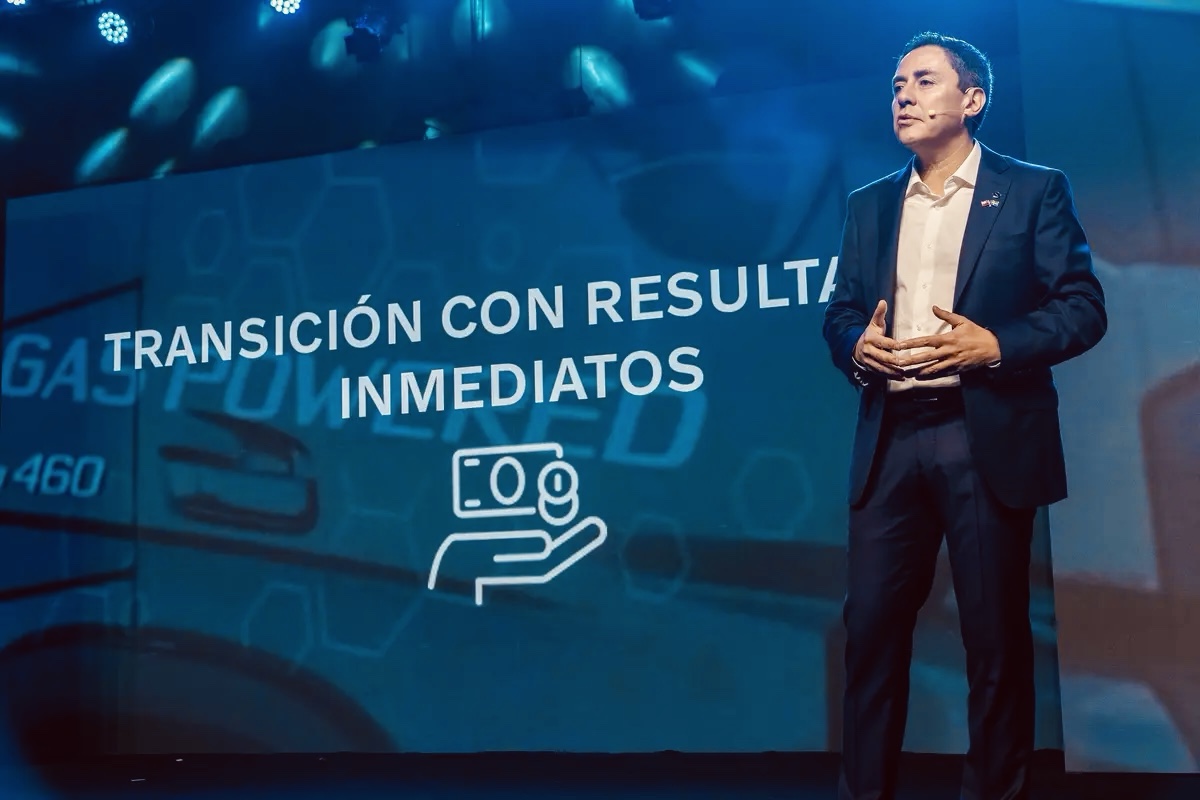 Mauricio Tapia exponiendo en un escenario con fondo azul